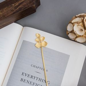 Marque-page en métal décoratif et inspirant avec un message positif pour une lecture sans stress et un temps de détente - Product Image 3