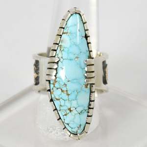 Juego de anillos de plata esterlina con símbolos de petroglifos de oro de 14K Número natural Ocho Turquesa de Nevada para bodas - Product Image 1