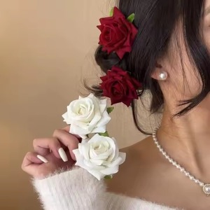 กิ๊บติดผมรูปดอกกุหลาบหรูหราสำหรับผู้หญิงเครื่องประดับผมดอกไม้ประดิษฐ์สีแดงและสีขาวสำหรับงานแต่งงานและสวมใส่ทุกวัน - Product Image 6
