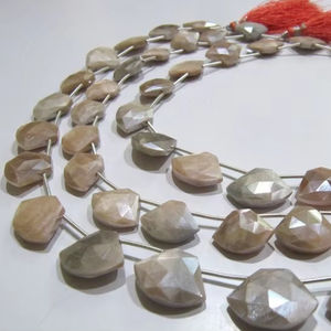 Piedra lunar natural de melocotón AB con revestimiento místico en forma de diamante de 15-16 a 17-18mm hebra de cuentas de 10 pulgadas de largo para hacer joyas - Product Image 1