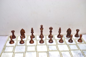 Juego de Ajedrez de Latón Hecho a Mano de Lujo, Tablero de Mármol Blanco Pulido, Alta Calidad, Elegante, Plegable para Interiores, Juego de Estrategia Ecológico - Product Image 2