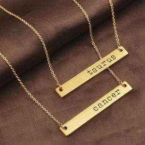 व्यक्तिगत खोदना सोना मढ़वाया तांबा क्षैतिज बार हार रत्न राशि चक्र पर हस्ताक्षर पत्र लटकन हार - Product Image 1