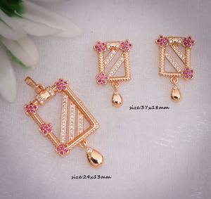 จี้สแตนเลสทรงสี่เหลี่ยมลายดอกไม้ ดีไซน์หรูหราทันสมัย ประดับด้วยเพชรคิวบิกเซอร์โคเนียคุณภาพสูง (AD) สีชมพู สำหรับผู้หญิง - Product Image 2