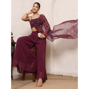 Conjunto coordinado indo-occidental para mujer, de tela de gasa, con estampado Bandhani color vino, top corto con dupatta adjunto y sharara con paneles. - Product Image 1