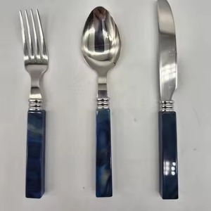 Couverts en acier inoxydable finition argent avec détails dorés, collection de couverts élégants pour les repas en famille et les événements - Product Image 5