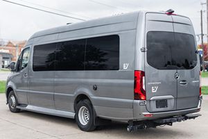 Conversion de fourgon de luxe Mercedes-Benz Sprinter 3500XD 2021, moteur turbodiesel V6, transmission automatique - Product Image 6