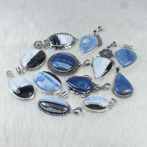 Pendentif en pierre précieuse d'opale bleue naturelle bijoux en vrac en gros collier pendentif pince de créateur pour la vente au détail - Product Image 4