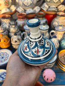 Tajín Marroquí Artesanal al por Mayor, Pintado a Mano en Azul y Blanco, con Tapa de Terracota Esmaltada, Vajilla Tradicional de Cerámica de Fez - Product Image 1