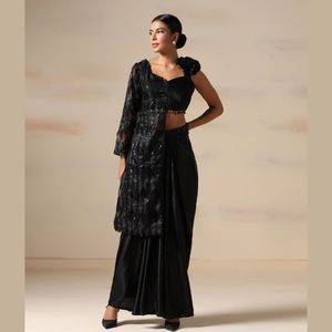 ส่าหรีดีไซเนอร์สีชมพูบลัชประดับมุกที่ประณีตเหมาะสำหรับงานปาร์ตี้และงานเฉลิมฉลองจากอินเดียจำนวนมาก - Product Image 1