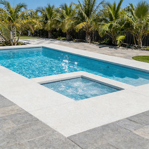 Piscine rectangulaire préfabriquée en fibre de verre FRP avec construction durable, résistance aux UV, échelle de sécurité incluse - Product Image 3