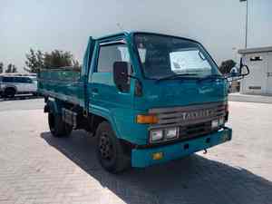 Berline d'occasion 2022 à prix abordable, transmission intégrale, sièges en cuir, toit ouvrant panoramique, intérieur sombre, moteur V8 4.5L, automatique, caméra de recul 360° - Product Image 2