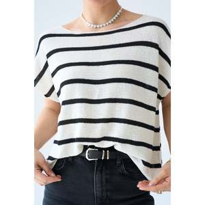 Pull rayé noir et blanc avec col intégré. - Product Image 1