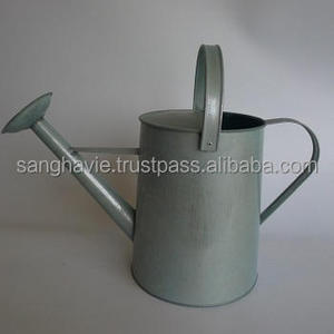 Arrosoir en métal de qualité supérieure, idéal pour les travaux d'arrosage en extérieur, offrant un jet stable et une manipulation confortable. - Product Image 4