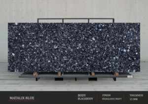 Esthétique murale moderne raffinée offerte par des dalles en porcelaine noire à haute brillance de 800x2400 mm - Product Image 1