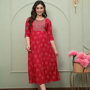 Robe ethnique mi-longue en coton imprimé Anarkali Kurti rouge brodé A-Line Salwar Kameez pour les fêtes et les mariages - Product Image 1