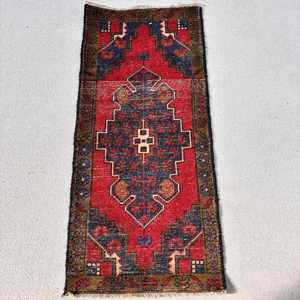 Petit tapis turc de 1,7 x 3,7 pieds, tapis oriental rouge vintage - Product Image 1