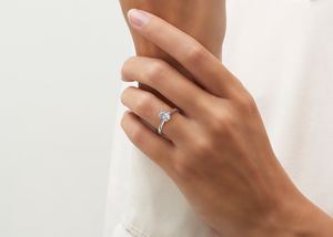 Anillo de compromiso solitario de diamante cultivado en laboratorio de corte ovalado de 1 quilate, joyería ética única chapada en rodio para mujer, joyería de boda - Product Image 2