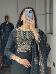 Look Royal Salwar Suit Collection Tissus Georgette Lourds Avec Séquence De Broderie Travail Pour Les Femmes Vêtements De Mariage - Product Image 5