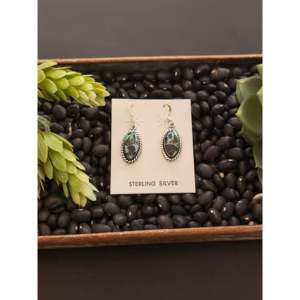 Boucles d'oreilles pendantes en turquoise noire et argent sterling, forme goutte d'eau, faites à la main par des artisans Navajo - Product Image 1
