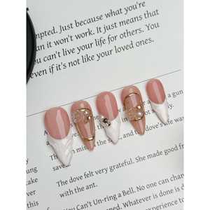 Ensemble d'outils de maquillage et de soins des ongles Ivory Bloom Luxe - Product Image 1