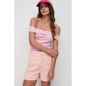 Blusa sin Mangas con Hombros Descubiertos y Cuello Recto que Estiliza la Figura - Product Image 1