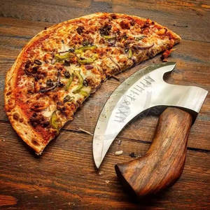 Cortador de hacha para pizza al aire libre personalizado de grado Industrial, cortador de acero al carbono con mango de madera de Fresno y Funda de cuero - Product Image 4