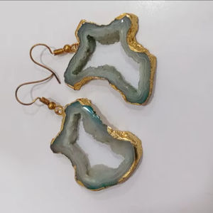 Pendientes Largos Hechos a Mano con Piedras Naturales y Baño de Oro, Joyería de Moda para Mujer, Hechos Principalmente de Latón - Product Image 4