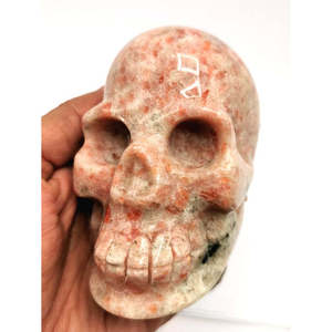 Crâne sculpté à la main en pierre de soleil naturelle - reiki/chakra/guérison - artisanat en cristal - poids 470 g (1,03 lb) et 3 pouces - Product Image 4
