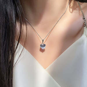Colgante Clásico Religioso de Plata con Corte de Corazón Chapado en Oro con Cadena de Eslabones para Regalo de Compromiso, Boda o Fiesta - Product Image 4
