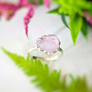 Feel The Love With Rose Quartz Anillo de piedra en bruto Un símbolo de romance curativo y autocuidado Perfecto para regalar y usar a diario - Product Image 1