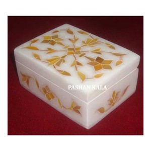 Grossiste et fabricant indien de boîtes à bijoux rectangulaires en marbre blanc avec incrustations de nacre pour cadeaux d'affaires - Product Image 1