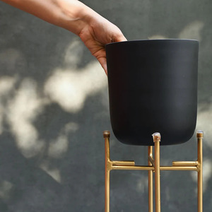 Pot de plantes en métal noir mat fabriqué à la main de haute qualité Vase de plantes à la mode fabriqué à la main Top vente nouveau Design Pot de plantes de jardin - Product Image 4