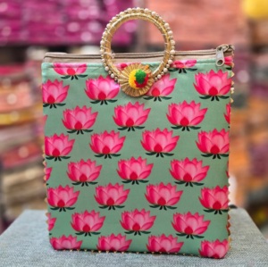 Sacs à main à bandoulière imprimés Patola brodés indiens assortis pour femmes cadeau de faveur de mariage parfait - Product Image 2