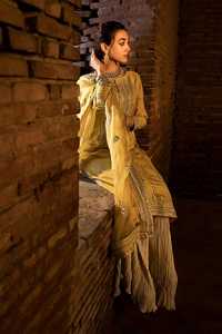 Lehenga Choli en mousseline brodée avec de riches embellissements, tenue de soirée pour femmes, tissu acrylique - Product Image 2