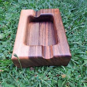 Cendrier en bois fait main naturel fabriqué pour les maisons éco-conscientes offrant une beauté durable et une texture lisse - Product Image 1