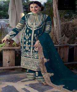 Luxueux Saisonnable Porter Crape/Creepe Salwar Dupatta Set avec Opulent Séquence Travail et Embellissements en Pierre - Product Image 1