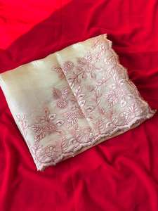 Sari de Seda Chanda Pura para Mujer con Motivos Florales Bordados Multicolores y Borde Calado, Hecho en India - Product Image 4