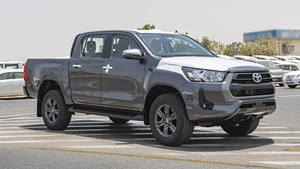 Toyota Hilux DC 2.4D MT 4X4 Usada con TODAS LAS OPCIONES, Ventanas Eléctricas, Año 2022, Color Gris, Bien Mantenida, Lista para Enviar a Todo el Mundo - Product Image 2
