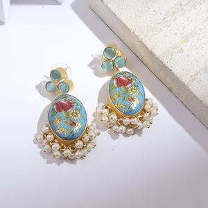 ต่างหูห้อยทรงหยดน้ำสีฟ้าทอง ประดับมุกและลายดอกไม้ เหมาะสำหรับเป็นของขวัญในงานแต่งงาน - Product Image 1