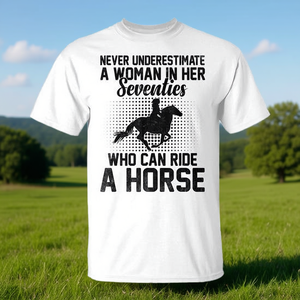Camiseta para entusiastas del equitación: Nunca subestimes a una mujer de setenta años - Product Image 3
