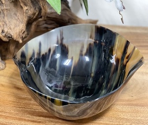 Bol en céramique naturelle incurvé pour servir des fruits secs, des collations, décoration d'intérieur, artisanal, moderne, élégant, pour la table, la cuisine, les fêtes - Product Image 3