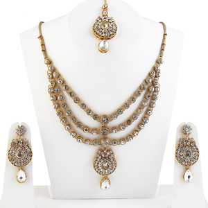 Vivant 1104911 Ensemble de bijoux fins Collier en pierre autrichienne et breloques élégantes Maang Tikka pour femme - Product Image 1