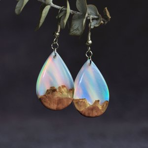 Boucles d'oreilles pendantes en forme de goutte en bois et résine, faites à la main |   Boucles d'oreilles tendance vintage traditionnelles pour femmes pour mariage et fête - Product Image 2