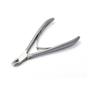 Vente en gros de pinces à ongles à lame tranchante russe Finition au sable Joint de tour en acier inoxydable Outils de soin de manucure et de pédicure personnalisés - Product Image 5