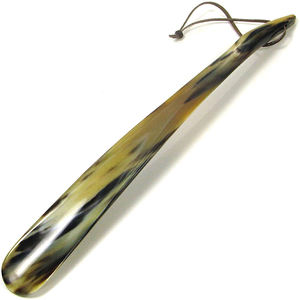 Cuerno de zapatos para invitados, soporte de cuero sostenible, cucharilla, calzador de madera y cuero de tradnary, regalos de boda - Product Image 5