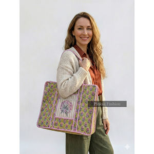 Bolsa de Mano Grande Hecha a Mano con Diseño Acolchado, Estampado de Bloques, Bolsillo con Cremallera, Estilo Femenino, Temporada Primavera Verano, Playa, Mercado - Product Image 1