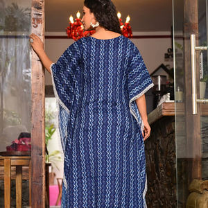 Vestido Kaftan de Mujer, Azul Estampado, 100% Algodón Tejido, con Mangas Murciélago, Cuello Redondo, Cintura Natural, Borde de Encaje, Tejido Transpirable - Product Image 1