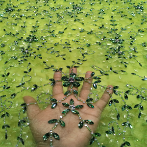 ผ้าลูกไม้ทำมือจากไนจีเรียสุดหรู ประดับคริสตัลและเพชรเทียมอย่างหนักแน่น งานแฮนด์เมด น้ำหนักมาก ระบายอากาศได้ดี เหมาะสำหรับชุดงานเลี้ยง - Product Image 4