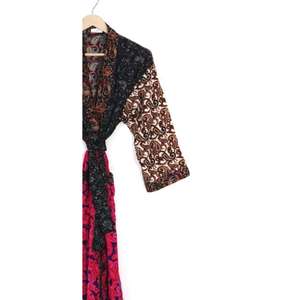 Kimono en soie recyclée indienne vintage élégant, vêtements de nuit, peignoir, patchwork, robe de douche, robe de chambre d'été, vie quotidienne - Product Image 5