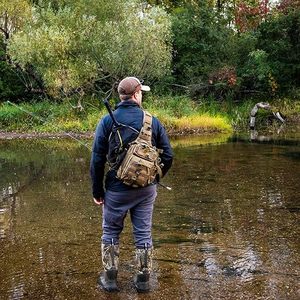 Mochila de Pesca Impermeable de Gran Venta con Soporte para Cañas, Cierre de Cremallera, Múltiples Compartimentos y Diseño Ligero Tipo Bandolera - Product Image 2